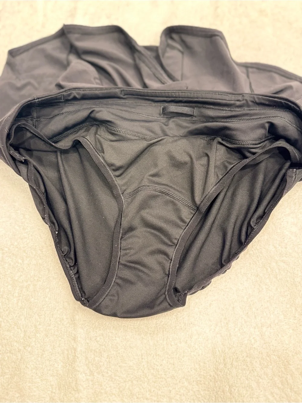 lululemon athletica Black 2.5” Shorts ~ Size 8 - Picture 6 of 7